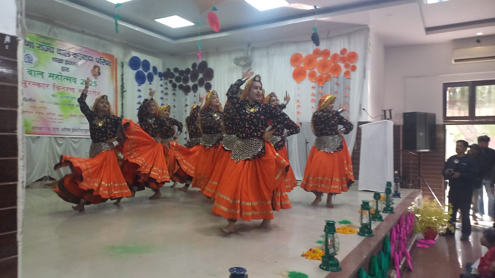 14jjrp10- संवाद भवन में उपायुक्त की पत्नी के समक्ष अपनी शिकायत रखती निजी स्कूल की शिक्षिका। 14jjrp10- संवाद भवन में उपायुक्त की पत्नी के समक्ष अपनी शिकायत रखती निजी स्कूल की शिक्षिका।