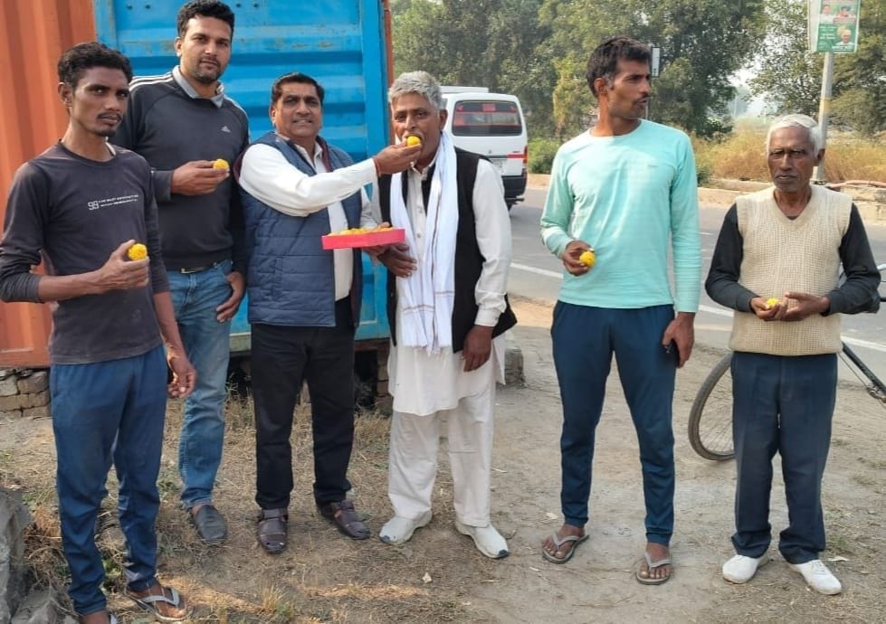 46...बिहार में भाजपा की जीत के बाद रोहतक के मंगल कमल कार्यालय में खुशी प्रकट करते राज्यसभा सदस्