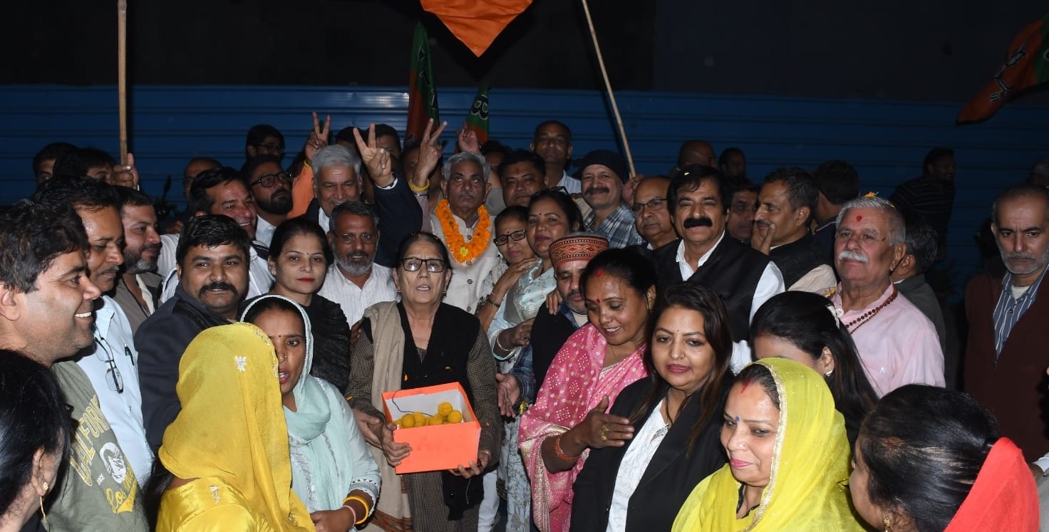 46...बिहार में भाजपा की जीत के बाद रोहतक के मंगल कमल कार्यालय में खुशी प्रकट करते राज्यसभा सदस्