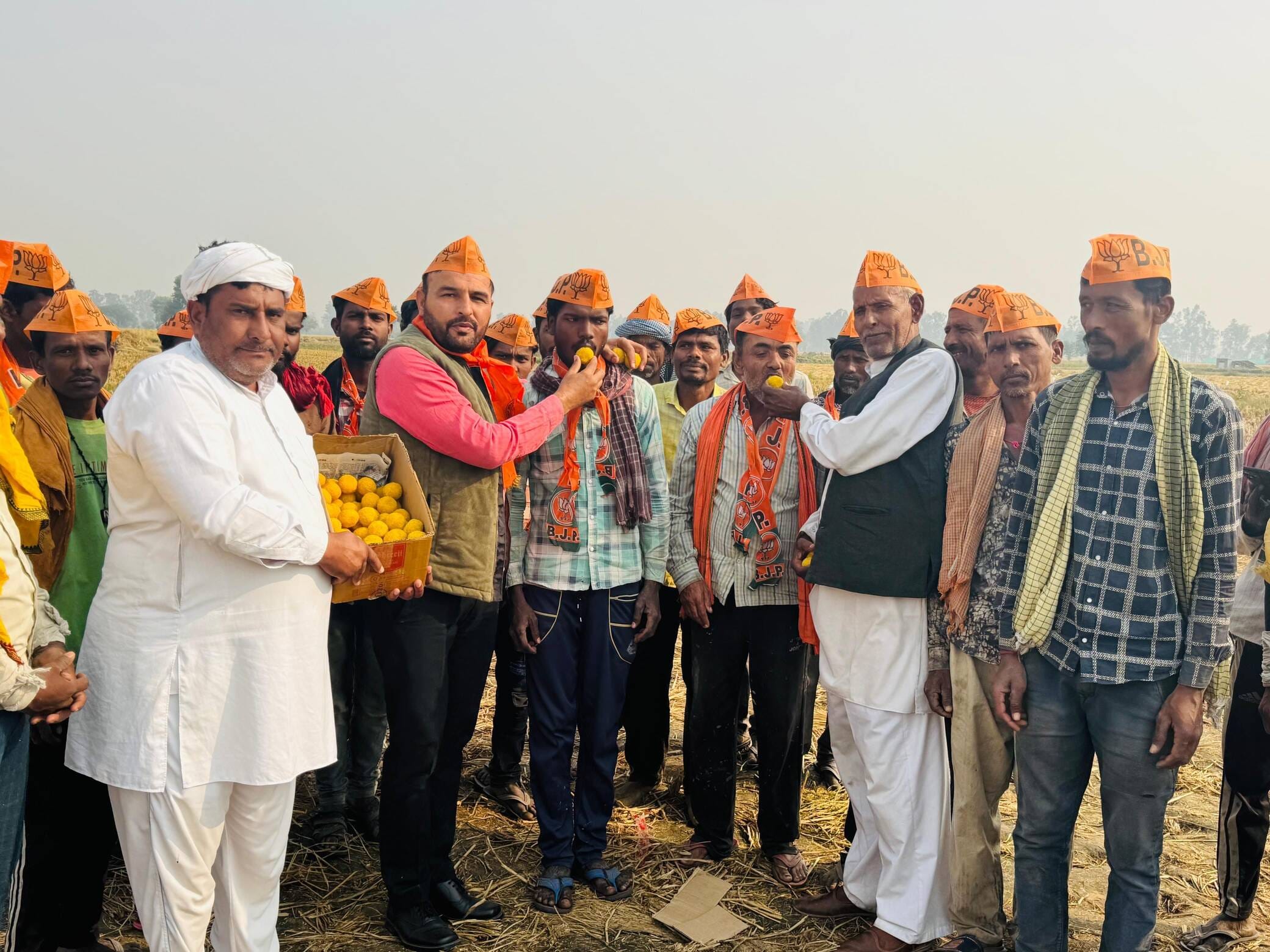 46...बिहार में भाजपा की जीत के बाद रोहतक के मंगल कमल कार्यालय में खुशी प्रकट करते राज्यसभा सदस्