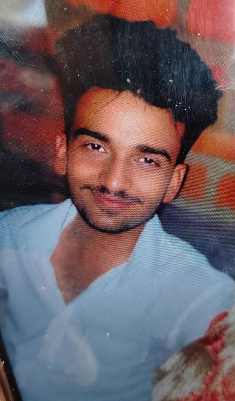 आदिलनगर में शुक्रवार सुबह हुए विवाद में जान गंवाने वाले दानिश और उनके बिलखते परिजन। पुलिस ने मौ आदिलनगर में शुक्रवार सुबह हुए विवाद में जान गंवाने वाले दानिश और उनके बिलखते परिजन। पुलिस ने मौ