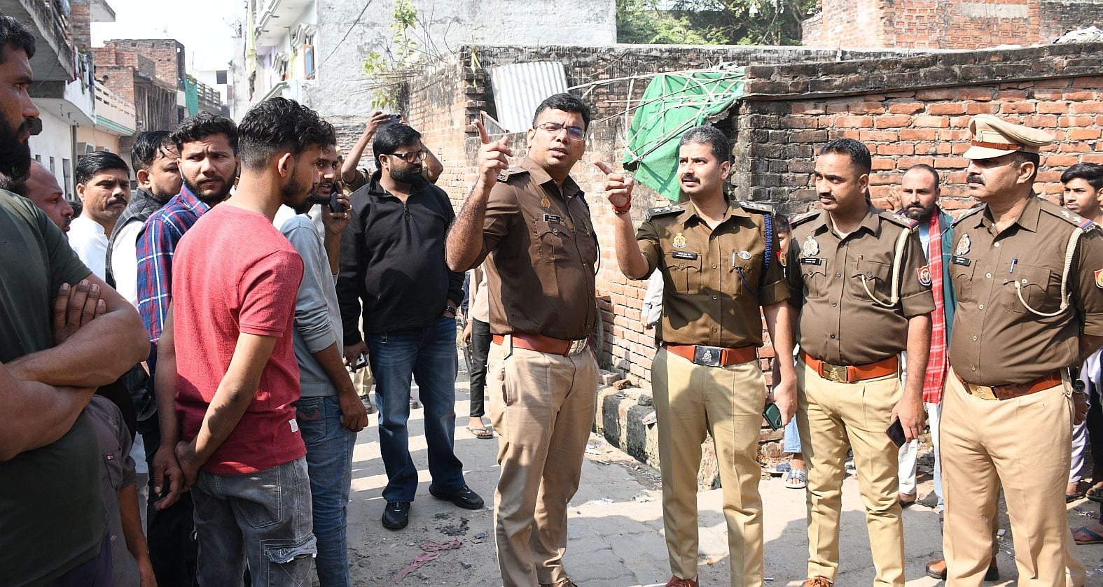 आदिलनगर में शुक्रवार सुबह हुए विवाद में जान गंवाने वाले दानिश और उनके बिलखते परिजन। पुलिस ने मौ आदिलनगर में शुक्रवार सुबह हुए विवाद में जान गंवाने वाले दानिश और उनके बिलखते परिजन। पुलिस ने मौ