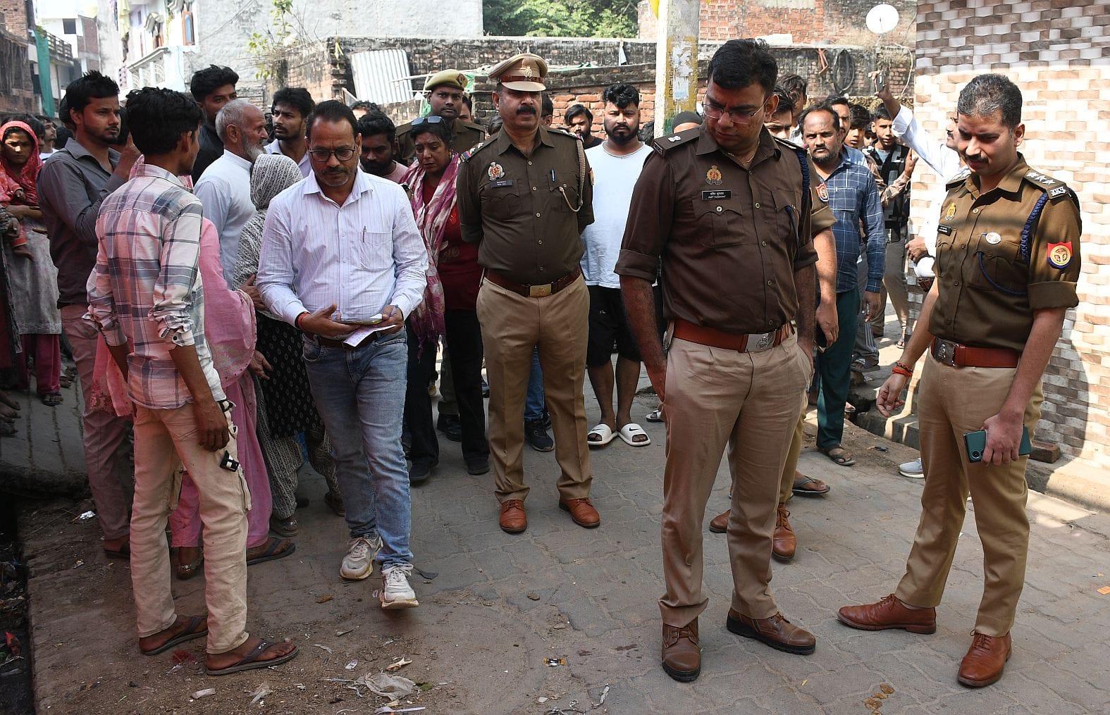 आदिलनगर में शुक्रवार सुबह हुए विवाद में जान गंवाने वाले दानिश और उनके बिलखते परिजन। पुलिस ने मौ आदिलनगर में शुक्रवार सुबह हुए विवाद में जान गंवाने वाले दानिश और उनके बिलखते परिजन। पुलिस ने मौ