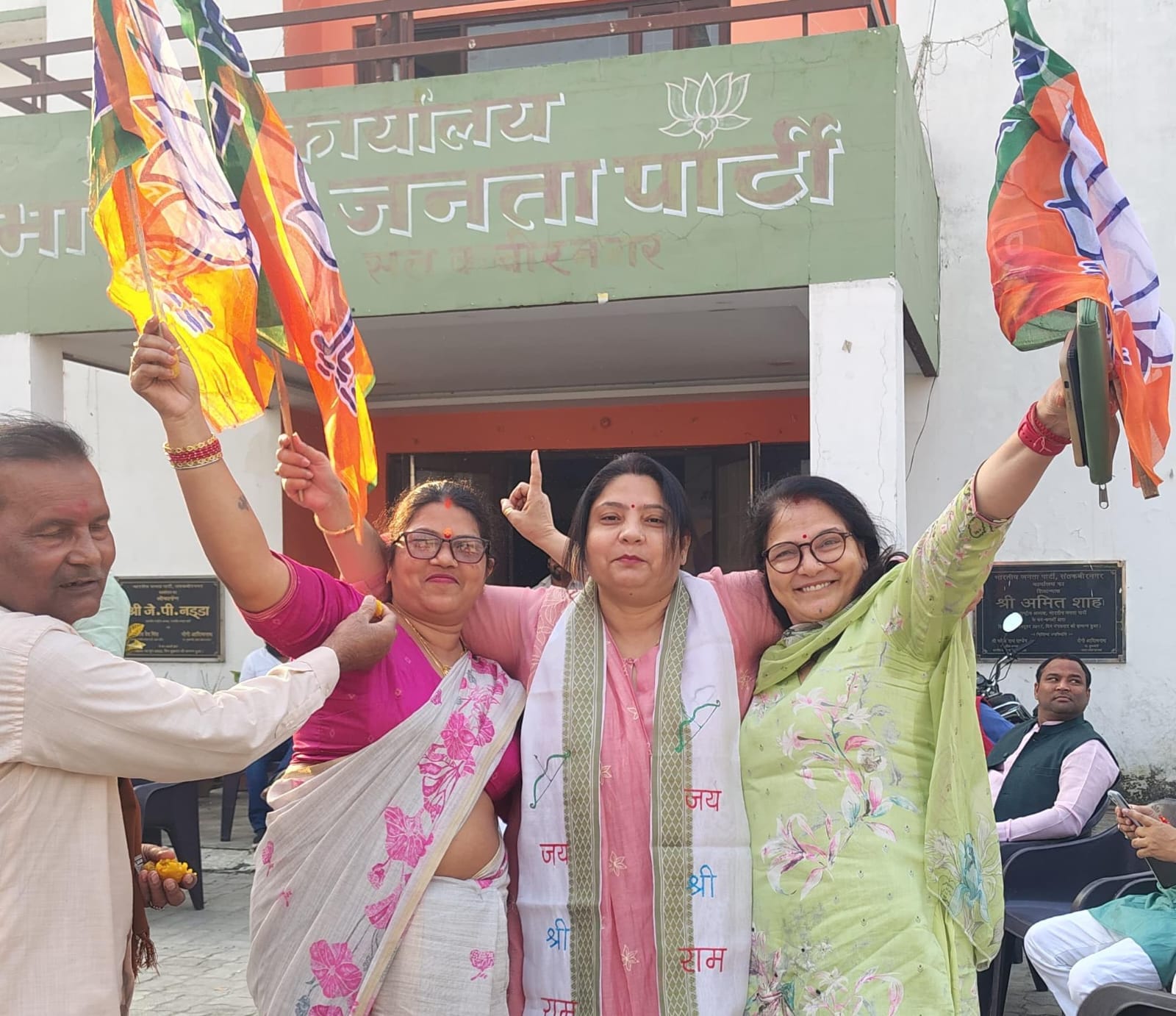 बिहार में भाजपा की जीत पर खुशी मनाते हुए भाजपा कार्यकर्ता । संवाद