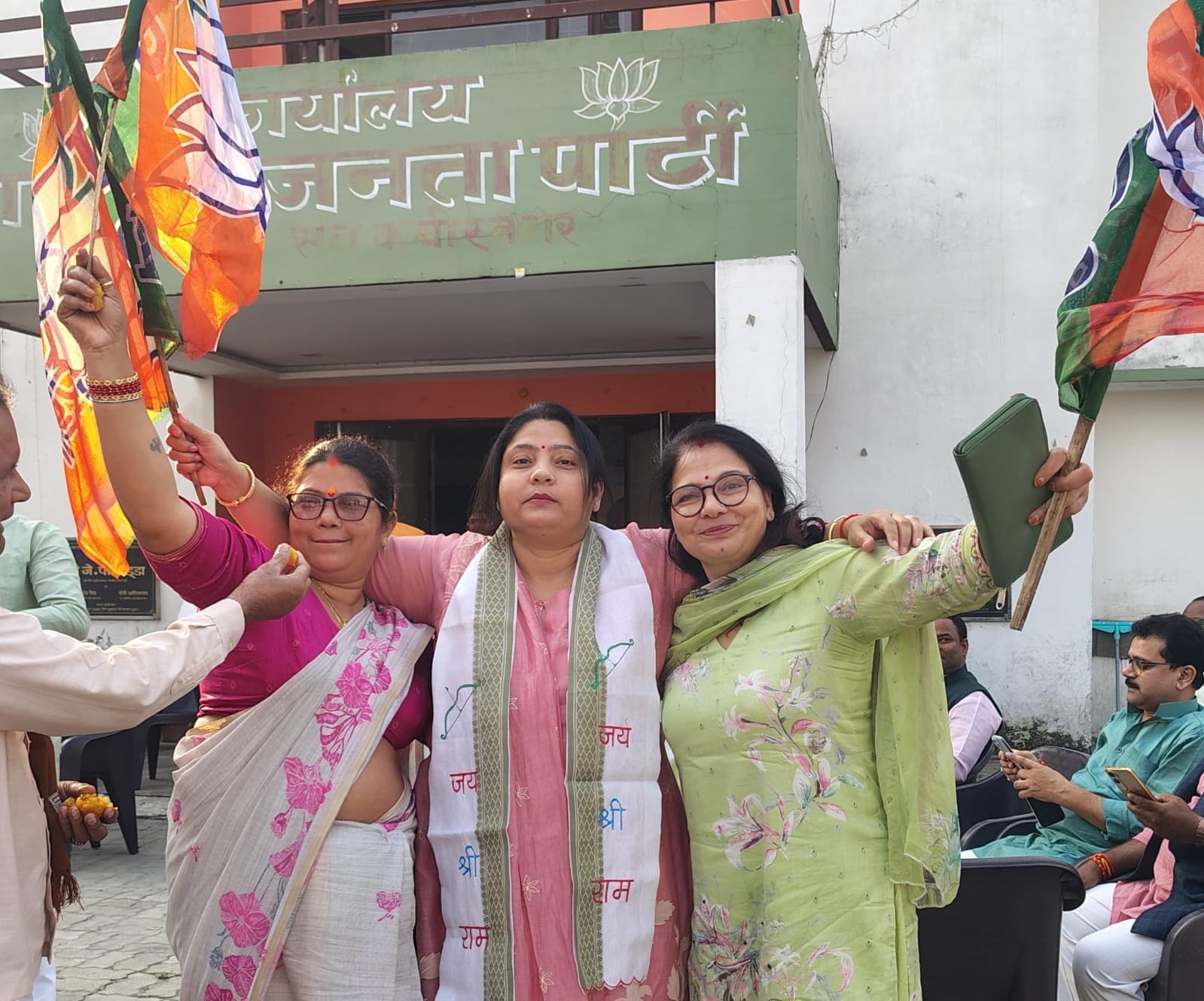 बिहार में भाजपा की जीत पर खुशी मनाते हुए भाजपा कार्यकर्ता । संवाद