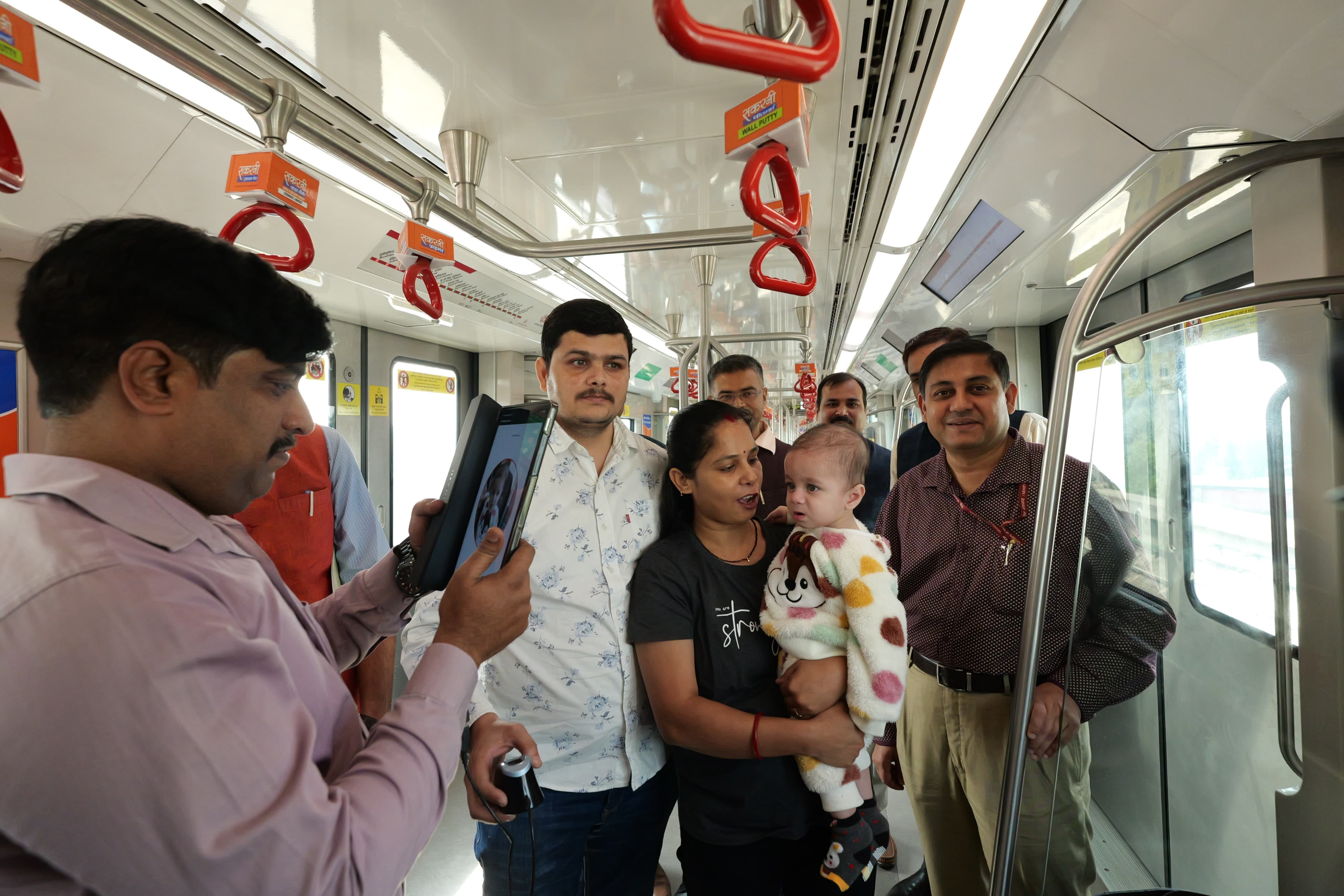 बाल दिवस के अवसर पर भारतीय विशिष्ट पहचान प्राधिकरण (आधार) के क्षेत्रीय कार्यालय की ओर से चलती म बाल दिवस के अवसर पर भारतीय विशिष्ट पहचान प्राधिकरण (आधार) के क्षेत्रीय कार्यालय की ओर से चलती म