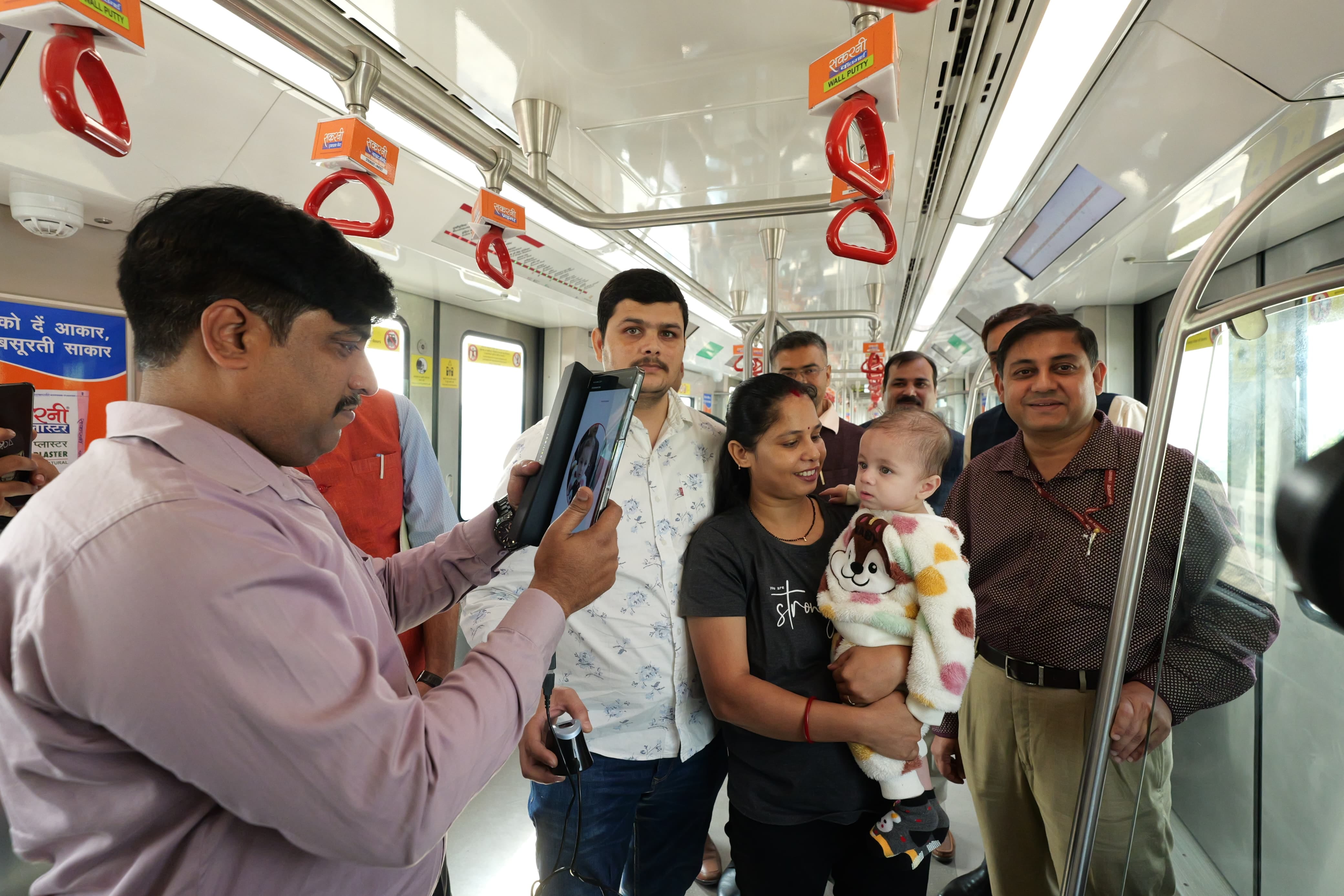 बाल दिवस के अवसर पर भारतीय विशिष्ट पहचान प्राधिकरण (आधार) के क्षेत्रीय कार्यालय की ओर से चलती म बाल दिवस के अवसर पर भारतीय विशिष्ट पहचान प्राधिकरण (आधार) के क्षेत्रीय कार्यालय की ओर से चलती म