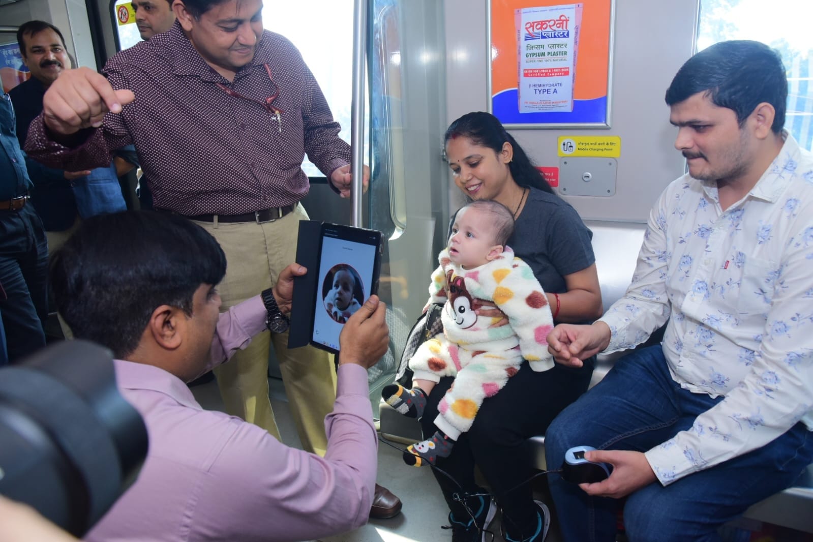 बाल दिवस के अवसर पर भारतीय विशिष्ट पहचान प्राधिकरण (आधार) के क्षेत्रीय कार्यालय की ओर से चलती म बाल दिवस के अवसर पर भारतीय विशिष्ट पहचान प्राधिकरण (आधार) के क्षेत्रीय कार्यालय की ओर से चलती म
