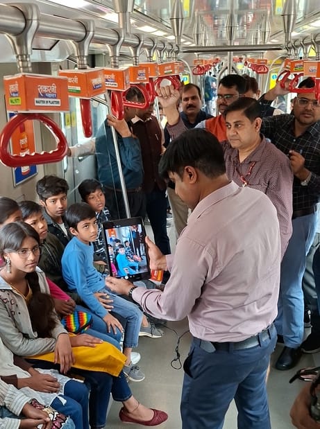 बाल दिवस के अवसर पर भारतीय विशिष्ट पहचान प्राधिकरण (आधार) के क्षेत्रीय कार्यालय की ओर से चलती म बाल दिवस के अवसर पर भारतीय विशिष्ट पहचान प्राधिकरण (आधार) के क्षेत्रीय कार्यालय की ओर से चलती म