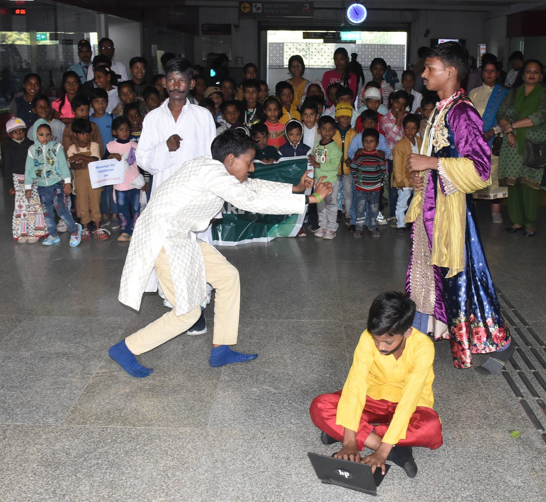 बाल दिवस के अवसर पर भारतीय विशिष्ट पहचान प्राधिकरण (आधार) के क्षेत्रीय कार्यालय की ओर से चलती म बाल दिवस के अवसर पर भारतीय विशिष्ट पहचान प्राधिकरण (आधार) के क्षेत्रीय कार्यालय की ओर से चलती म