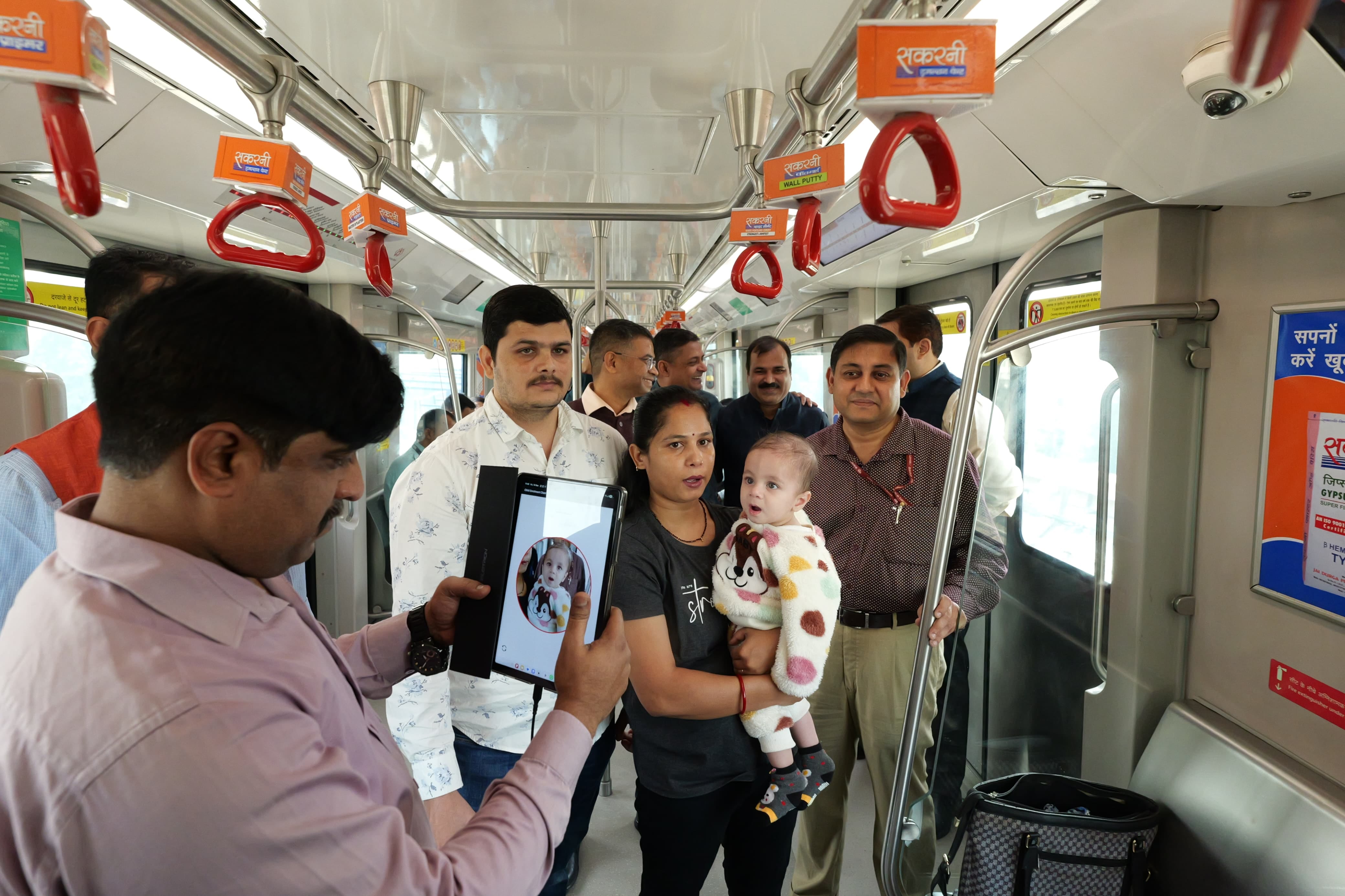बाल दिवस के अवसर पर भारतीय विशिष्ट पहचान प्राधिकरण (आधार) के क्षेत्रीय कार्यालय की ओर से चलती म बाल दिवस के अवसर पर भारतीय विशिष्ट पहचान प्राधिकरण (आधार) के क्षेत्रीय कार्यालय की ओर से चलती म