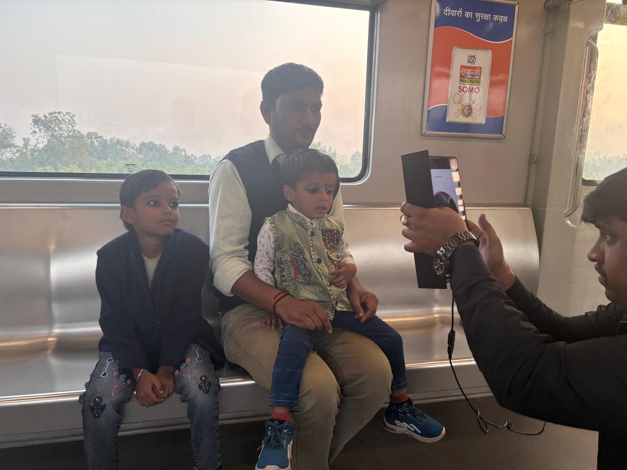 बाल दिवस के अवसर पर भारतीय विशिष्ट पहचान प्राधिकरण (आधार) के क्षेत्रीय कार्यालय की ओर से चलती म बाल दिवस के अवसर पर भारतीय विशिष्ट पहचान प्राधिकरण (आधार) के क्षेत्रीय कार्यालय की ओर से चलती म