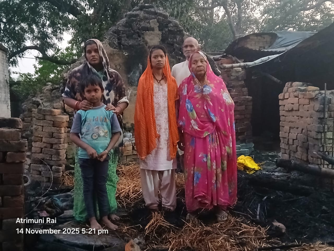 बेलहरकला के वार्ड नं एक में जला हुआ घर । स्रोत - ग्रामीण बेलहरकला के वार्ड नं एक में जला हुआ घर । स्रोत - ग्रामीण