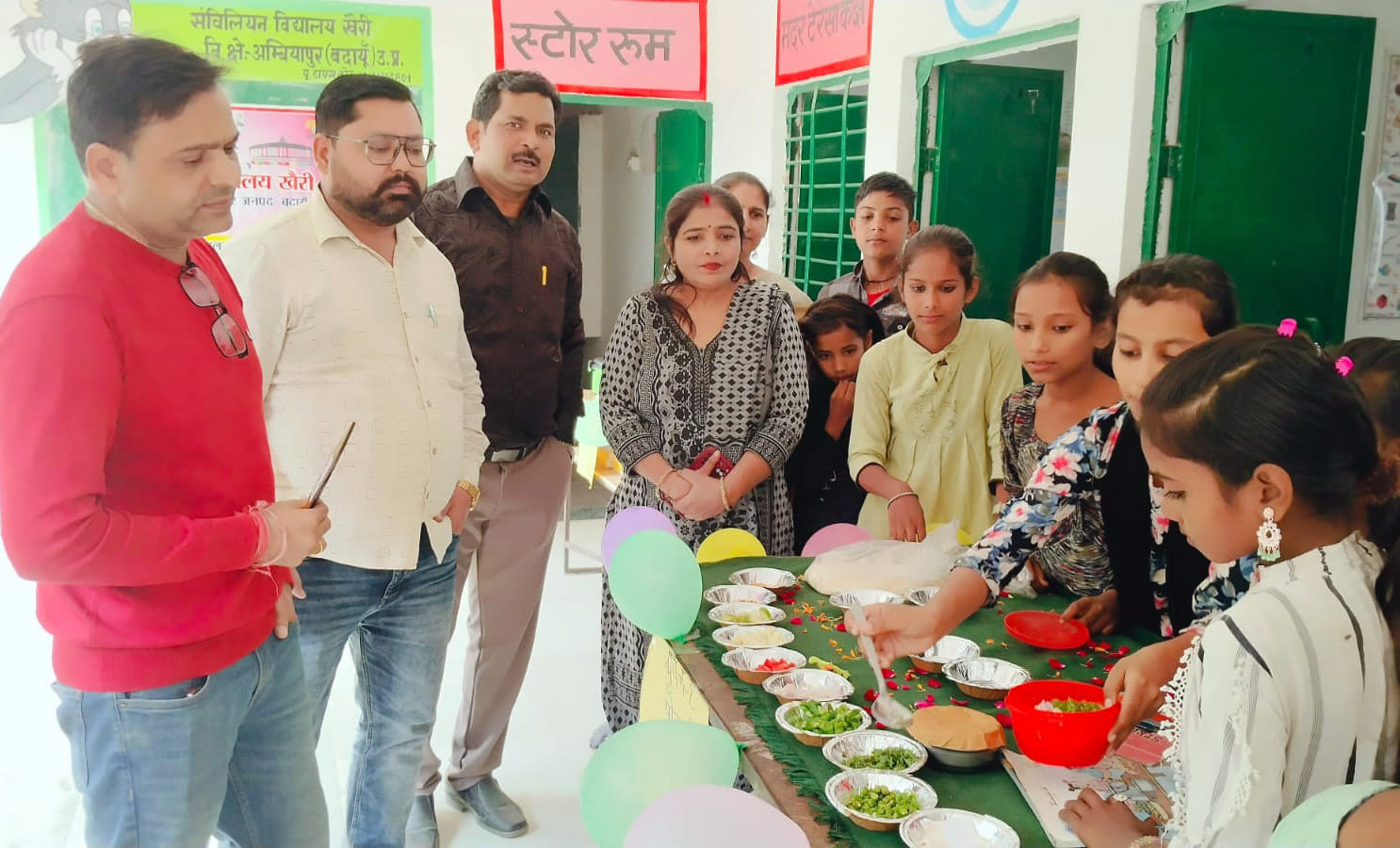बिल्सी के एनए कालेज में छात्रों को पुरस्कृत करते प्रधानाचार्य रामवीर सिंह। संवाद
