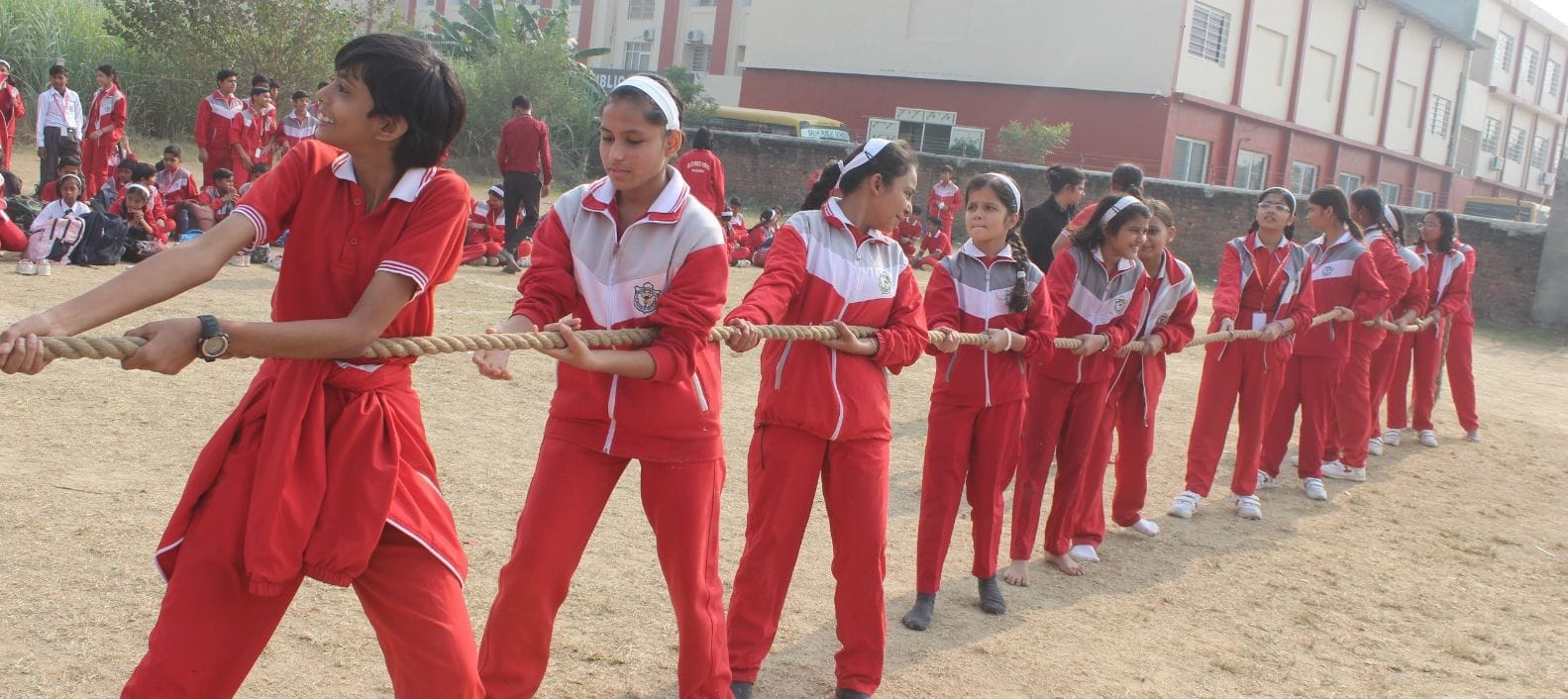बिल्सी के एनए कालेज में छात्रों को पुरस्कृत करते प्रधानाचार्य रामवीर सिंह। संवाद