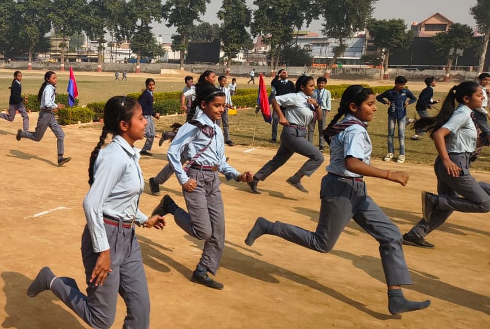 बिल्सी के एनए कालेज में छात्रों को पुरस्कृत करते प्रधानाचार्य रामवीर सिंह। संवाद