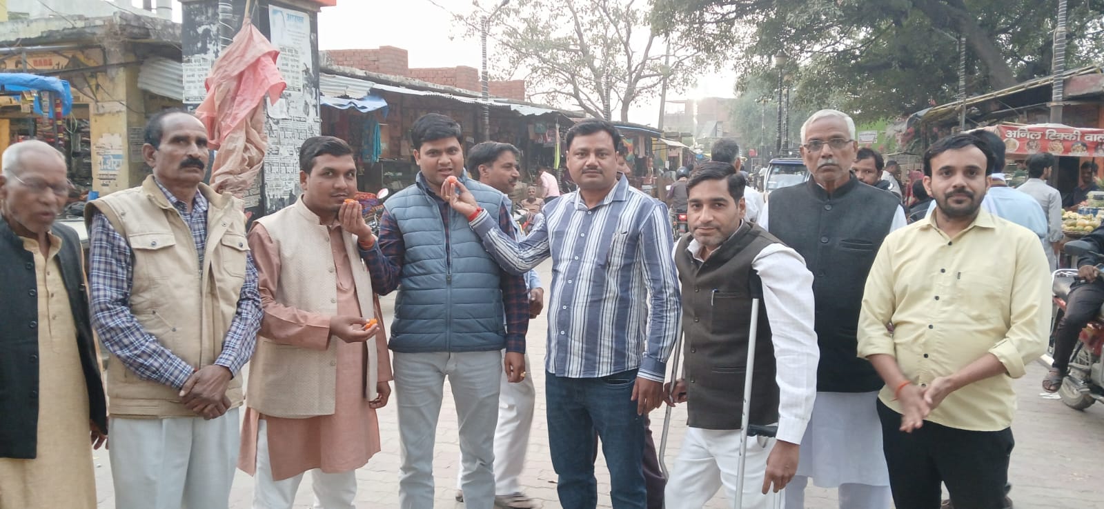 बिल्सी में एनडीए गठबंधन की जीत पर कार्यकर्ताओं को मिठाई खिलाते विधायक हरीश शाक्य। संवाद बिल्सी में एनडीए गठबंधन की जीत पर कार्यकर्ताओं को मिठाई खिलाते विधायक हरीश शाक्य। संवाद
