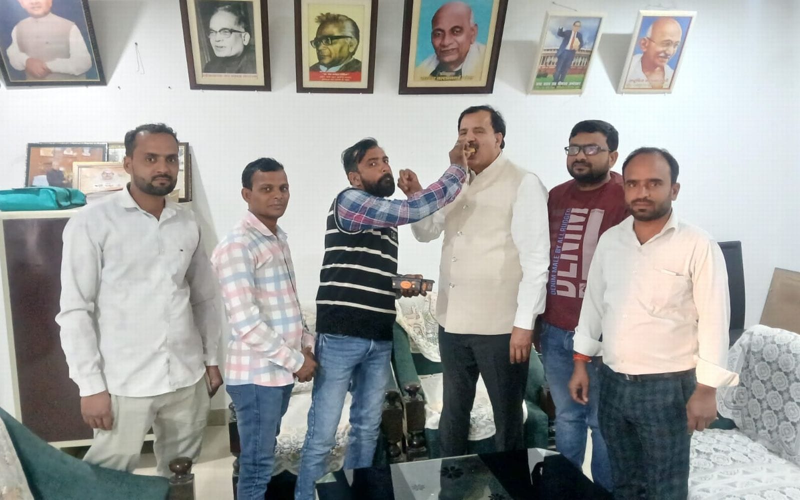 बिल्सी में एनडीए गठबंधन की जीत पर कार्यकर्ताओं को मिठाई खिलाते विधायक हरीश शाक्य। संवाद बिल्सी में एनडीए गठबंधन की जीत पर कार्यकर्ताओं को मिठाई खिलाते विधायक हरीश शाक्य। संवाद