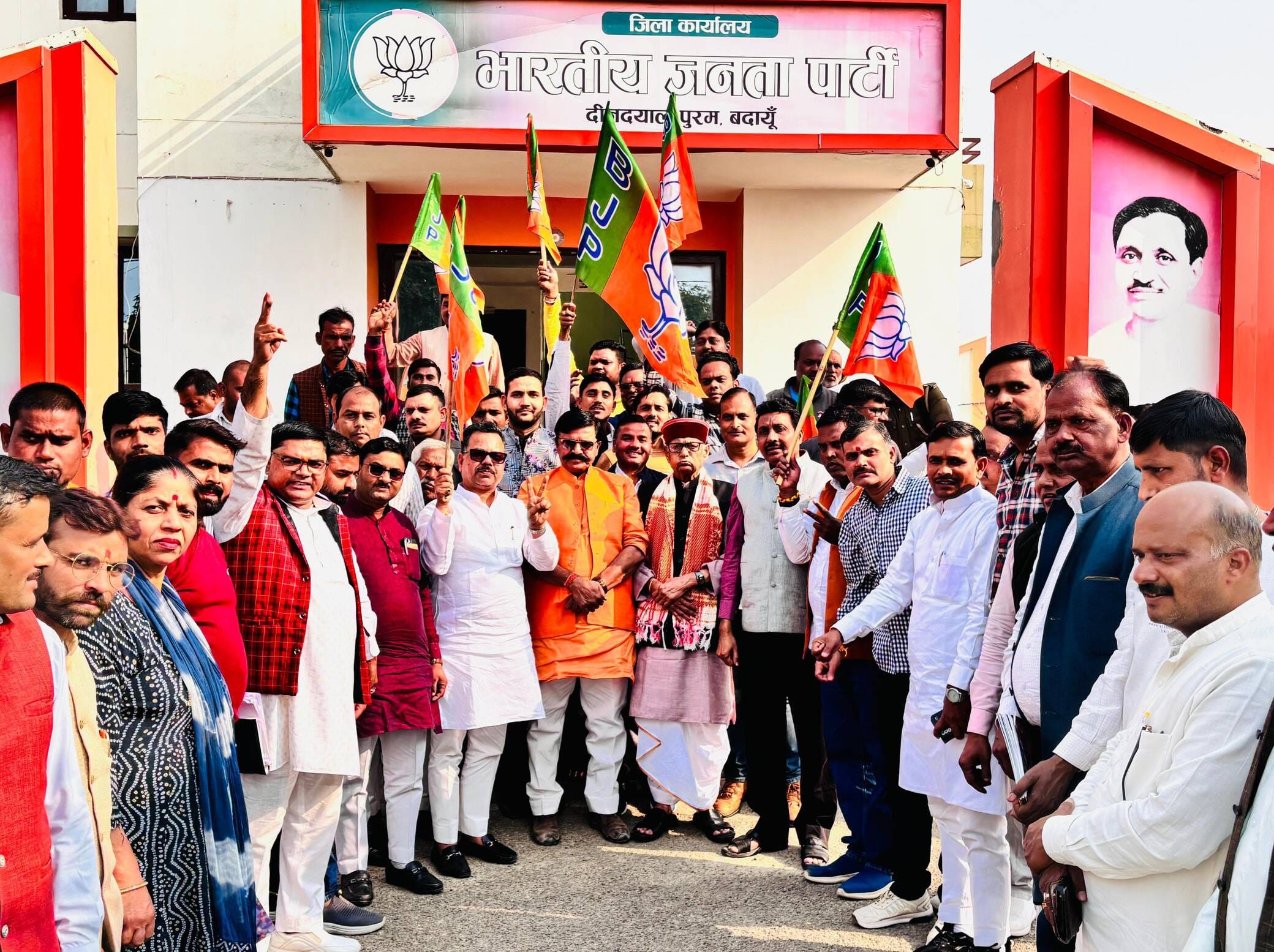 बिल्सी में एनडीए गठबंधन की जीत पर कार्यकर्ताओं को मिठाई खिलाते विधायक हरीश शाक्य। संवाद बिल्सी में एनडीए गठबंधन की जीत पर कार्यकर्ताओं को मिठाई खिलाते विधायक हरीश शाक्य। संवाद