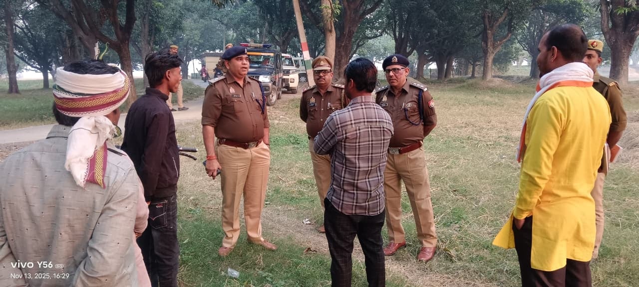 छोटी अकोलही गांव में आरोपियों के घरों की तरफ पहुंचे सीओ, थानाध्यक्ष और अपर पुलिस अधीक्षक । संवा