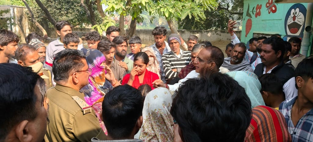 ढिकौली के प्राथमिक विद्यालय नंबर दो में घटना की जानकारी लेते पुलिसकर्मी। संवाद ढिकौली के प्राथमिक विद्यालय नंबर दो में घटना की जानकारी लेते पुलिसकर्मी। संवाद