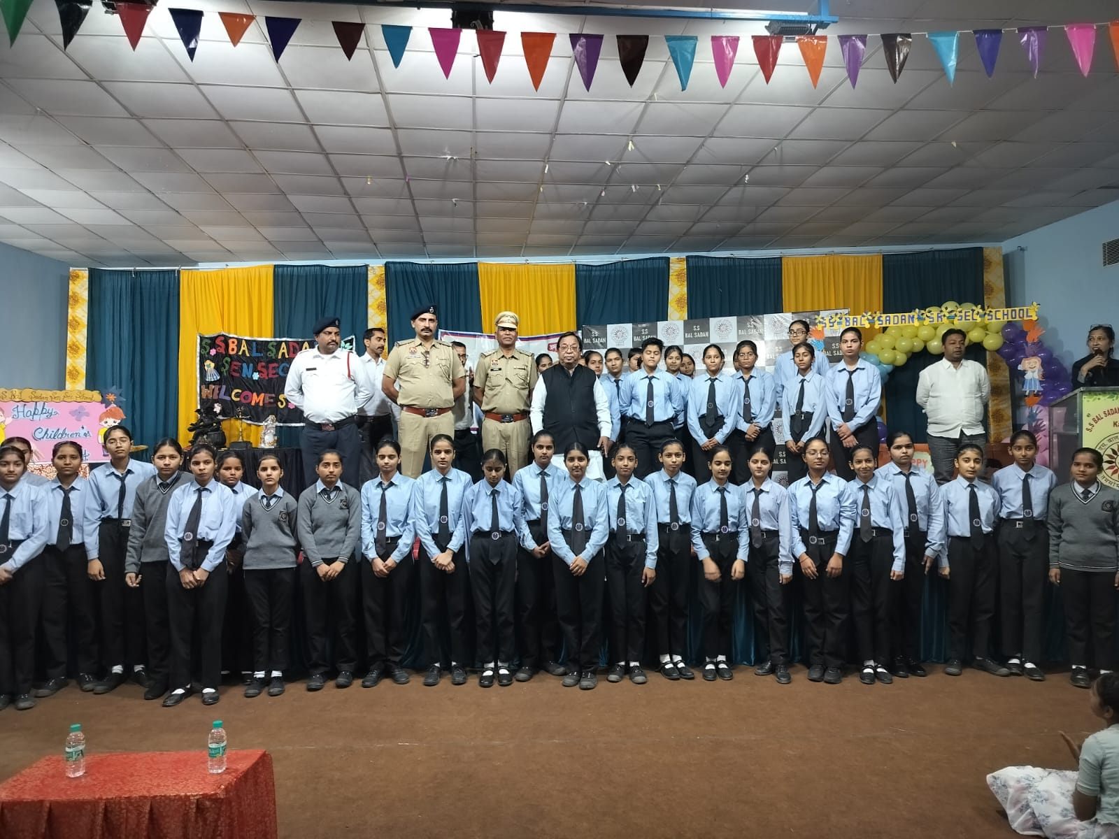 एसएस बाल सदन स्कूल में पुलिस की पाठशाला में मौजूद छात्र-छात्राएं व थाना प्रभारी नरेश कुमार । एसएस बाल सदन स्कूल में पुलिस की पाठशाला में मौजूद छात्र-छात्राएं व थाना प्रभारी नरेश कुमार ।