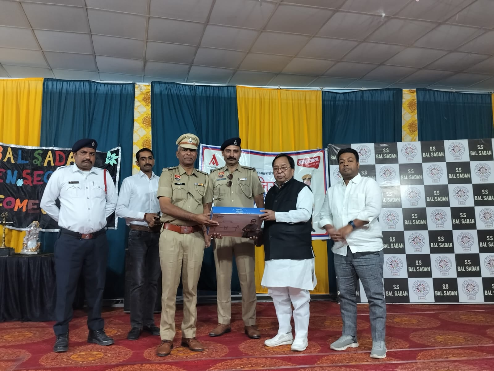 एसएस बाल सदन स्कूल में पुलिस की पाठशाला में मौजूद छात्र-छात्राएं व थाना प्रभारी नरेश कुमार । एसएस बाल सदन स्कूल में पुलिस की पाठशाला में मौजूद छात्र-छात्राएं व थाना प्रभारी नरेश कुमार ।