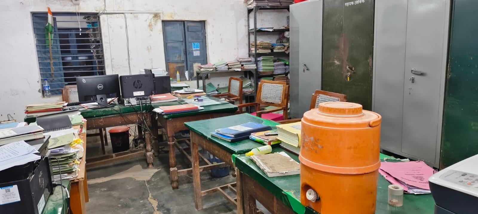 फोटो- 11 घटना के बाद पुलिस कार्यालय में आपस में चर्चा करते पुलिस कर्मी। संवाद