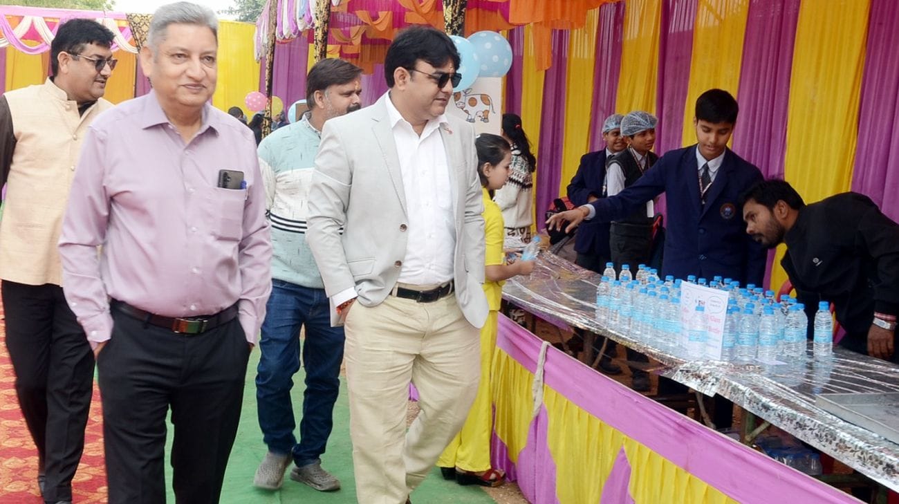 फोटो 14 एमएएचपी 12 परिचय-स्टार सिटी स्कूल में लगे बाल मेले में सजी दुकानों से खरीदारी करते अभि फोटो 14 एमएएचपी 12 परिचय-स्टार सिटी स्कूल में लगे बाल मेले में सजी दुकानों से खरीदारी करते अभि
