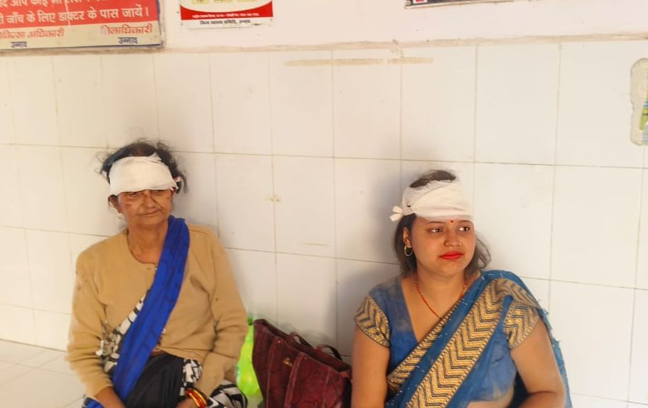 फोटो-15- पलटी बस के अंदर यात्रियों के सामान की जांच करता सिपाही। संवाद