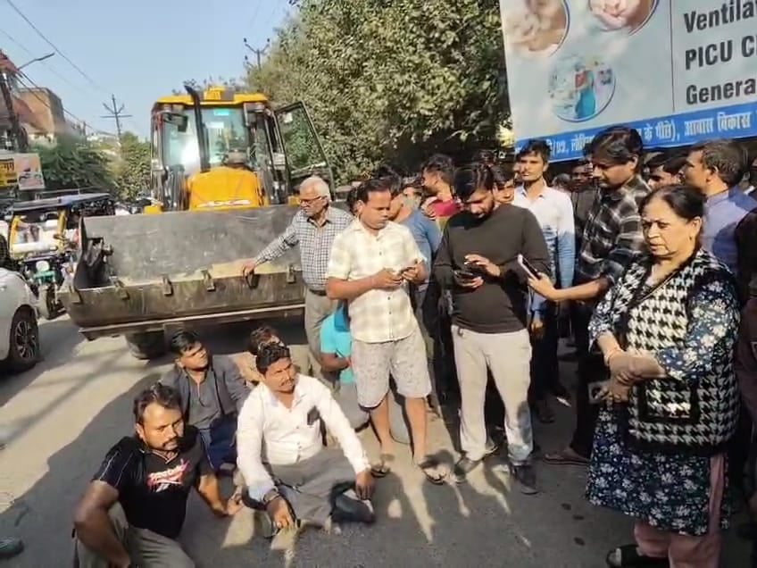 फोटो-23, आवास विकास में अतिक्रमण हटाती जेसीबी। संवाद फोटो-23, आवास विकास में अतिक्रमण हटाती जेसीबी। संवाद