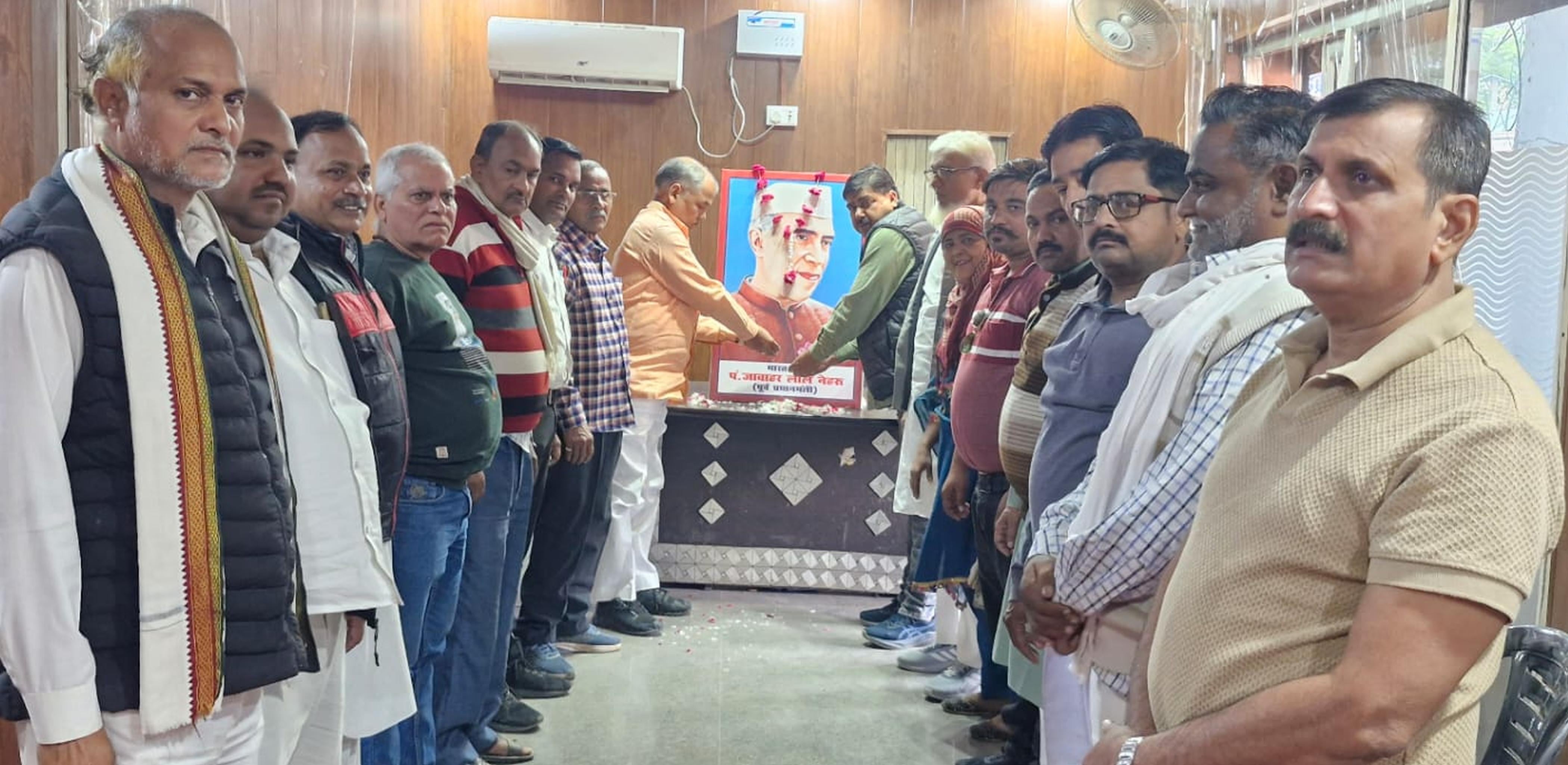 फोटो-25-ज्वालागंज स्थित पार्टी कार्यालय में पंडित जवाहरलाल नेहरू के चित्र पर पुष्प अर्पित करते फोटो-25-ज्वालागंज स्थित पार्टी कार्यालय में पंडित जवाहरलाल नेहरू के चित्र पर पुष्प अर्पित करते