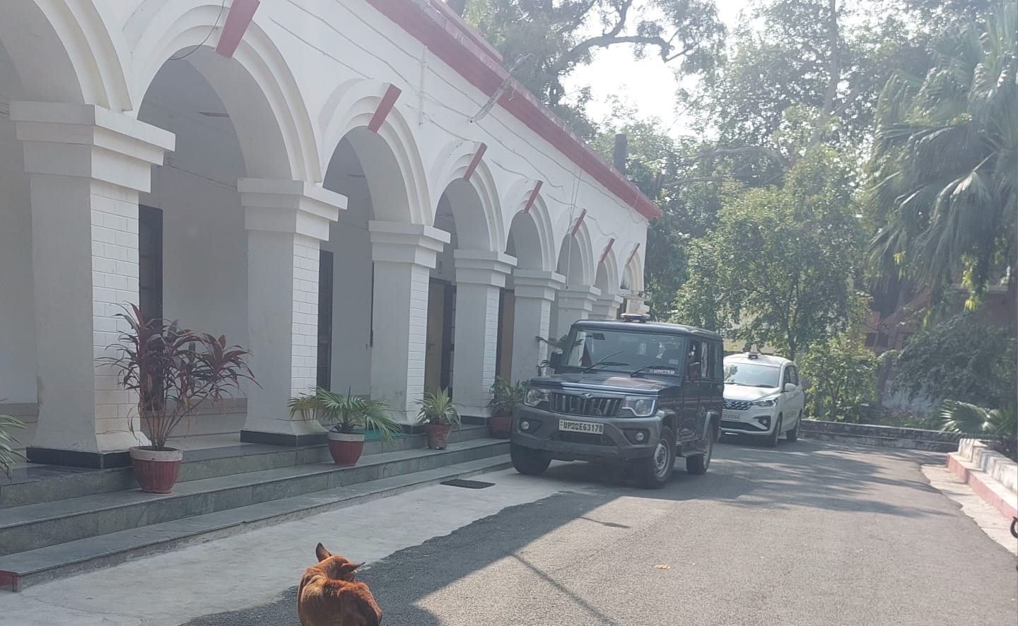 फोटो- 27 पुलिस ऑफिस में वरिष्ठ लेखाकार कार्यालय में हंगामा करने वाले सिपाही को समझाते सीओ अजय फोटो- 27 पुलिस ऑफिस में वरिष्ठ लेखाकार कार्यालय में हंगामा करने वाले सिपाही को समझाते सीओ अजय