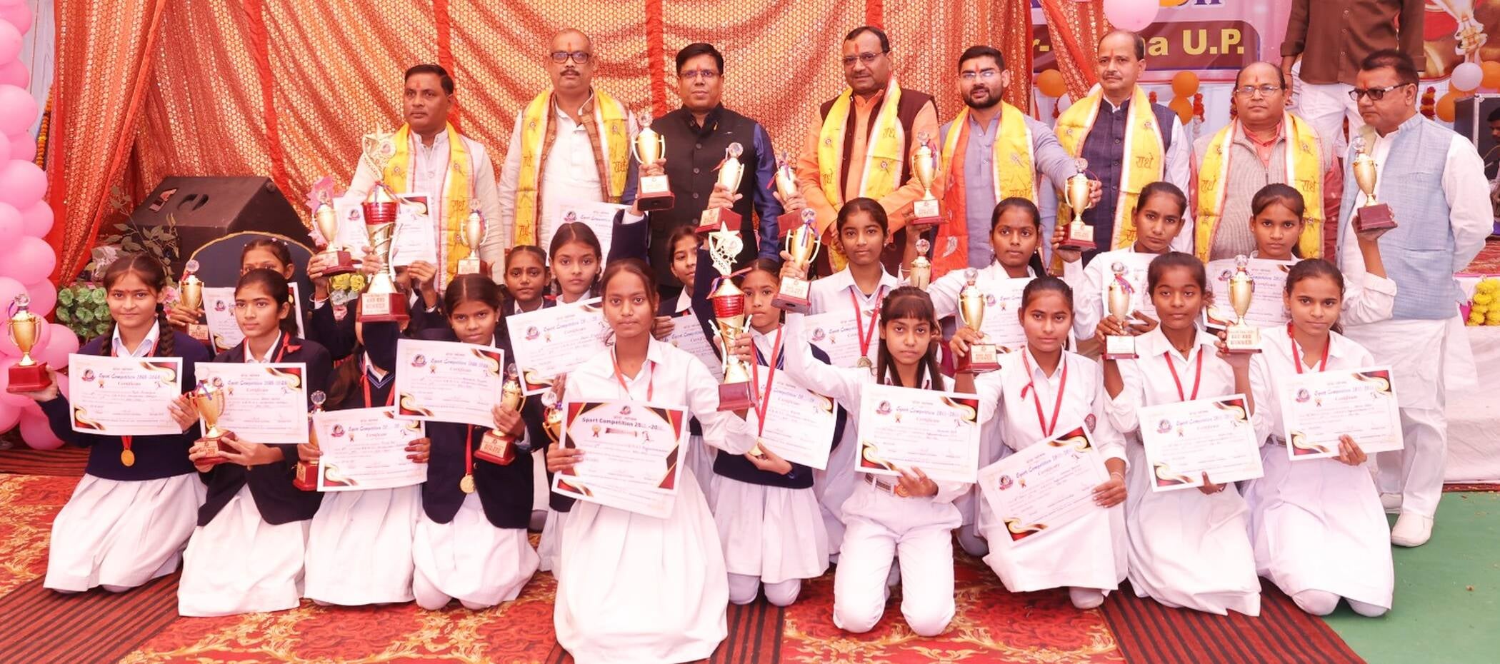 फोटो-27-शहर के पीएसी रोड़ स्थित सरस्वती बाल मंदिर संस्थान में प्रमाणपत्र के साथ मौजूद छात्र छा
