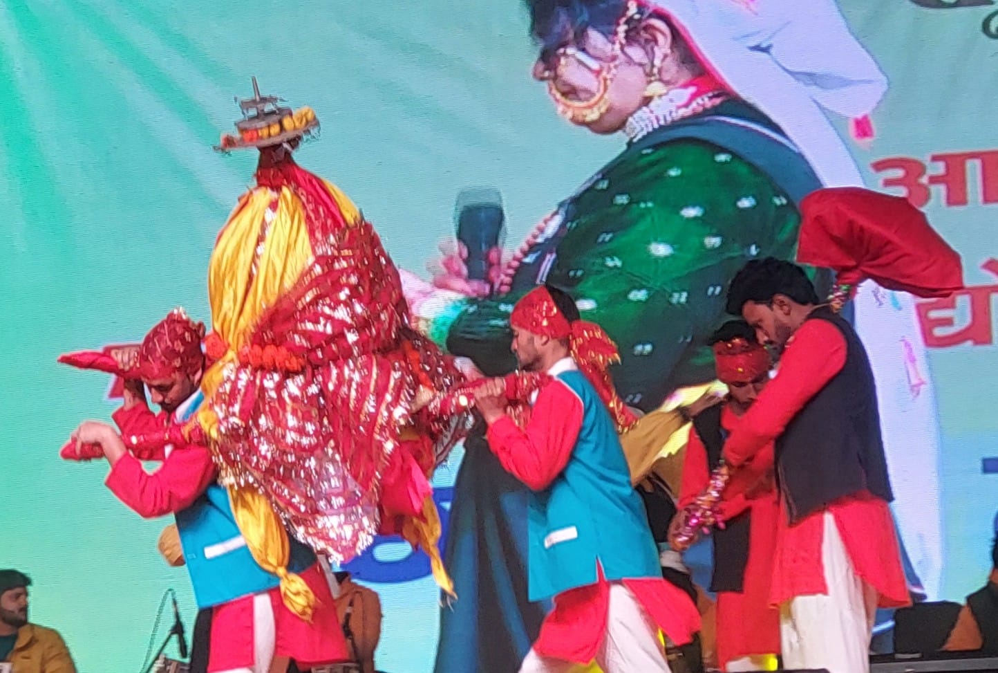 गौचर मेले में आयोजित सांस्कृतिक संध्या मे नाचते लोग। संवाद