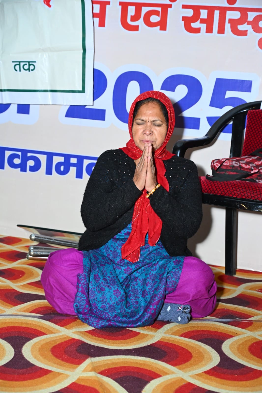 गौचर मेले में आयोजित सांस्कृतिक संध्या मे नाचते लोग। संवाद