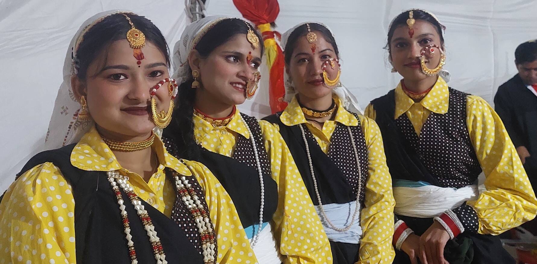 गौचर मेले में आयोजित सांस्कृतिक संध्या मे नाचते लोग। संवाद