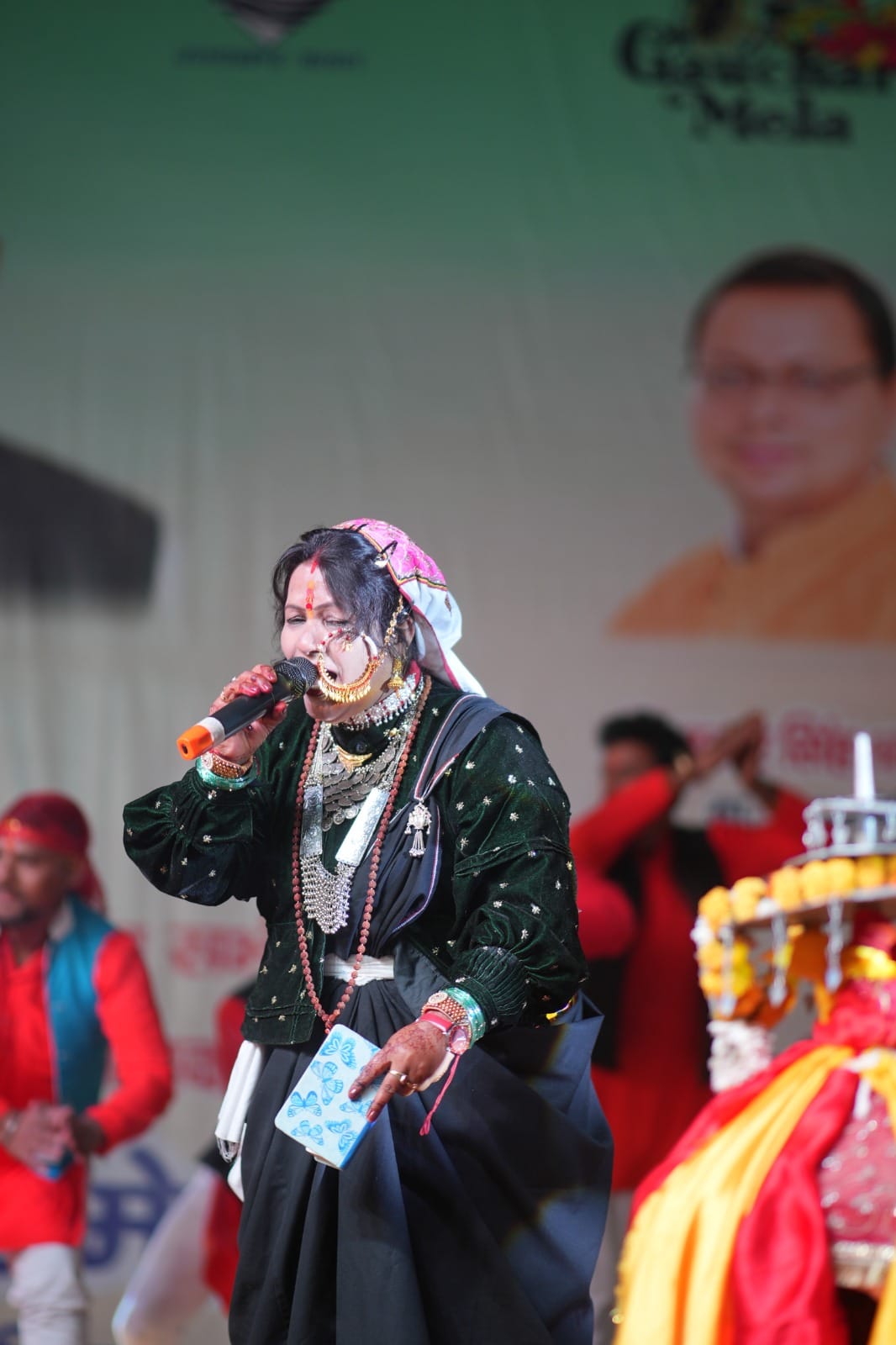 गौचर मेले में आयोजित सांस्कृतिक संध्या मे नाचते लोग। संवाद