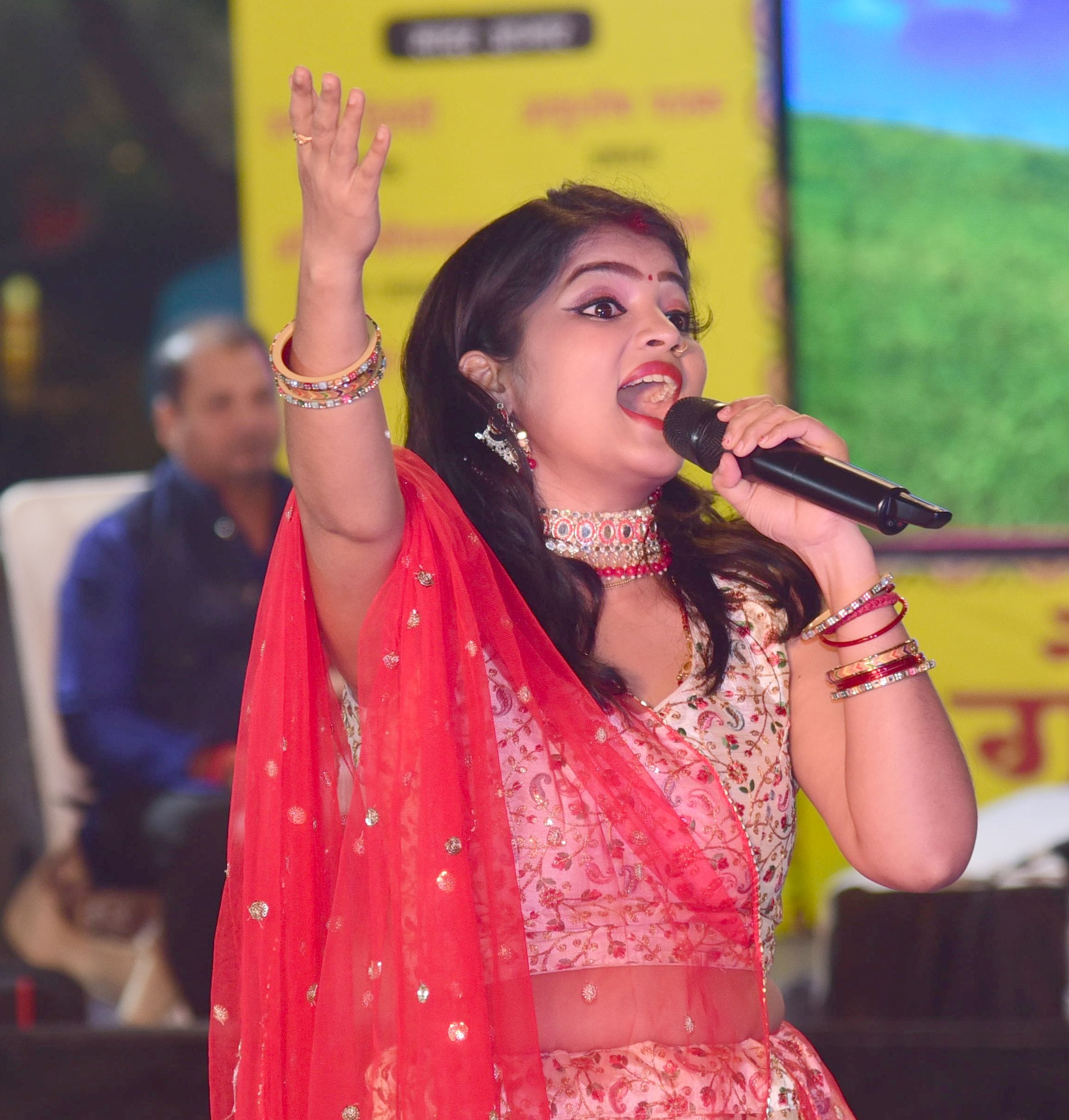 गौरैया संस्कृति महोत्सव की दूसरी शाम लोकगीतों और नृत्य की प्रस्तुतियों के नाम रही।
