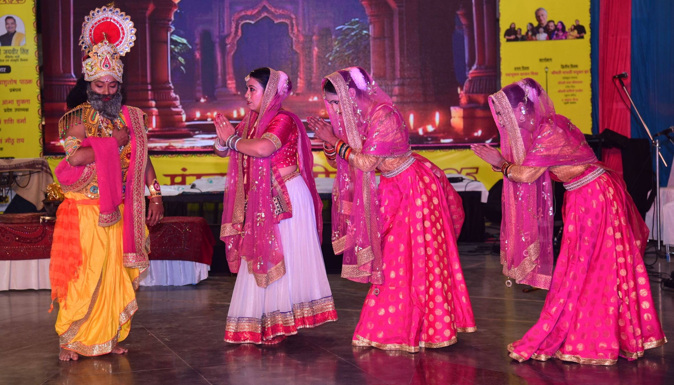गौरैया संस्कृति महोत्सव की दूसरी शाम लोकगीतों और नृत्य की प्रस्तुतियों के नाम रही।