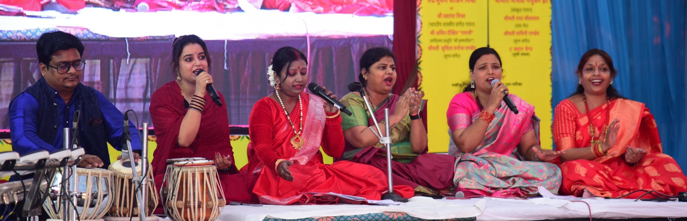 गौरैया संस्कृति महोत्सव की दूसरी शाम लोकगीतों और नृत्य की प्रस्तुतियों के नाम रही।