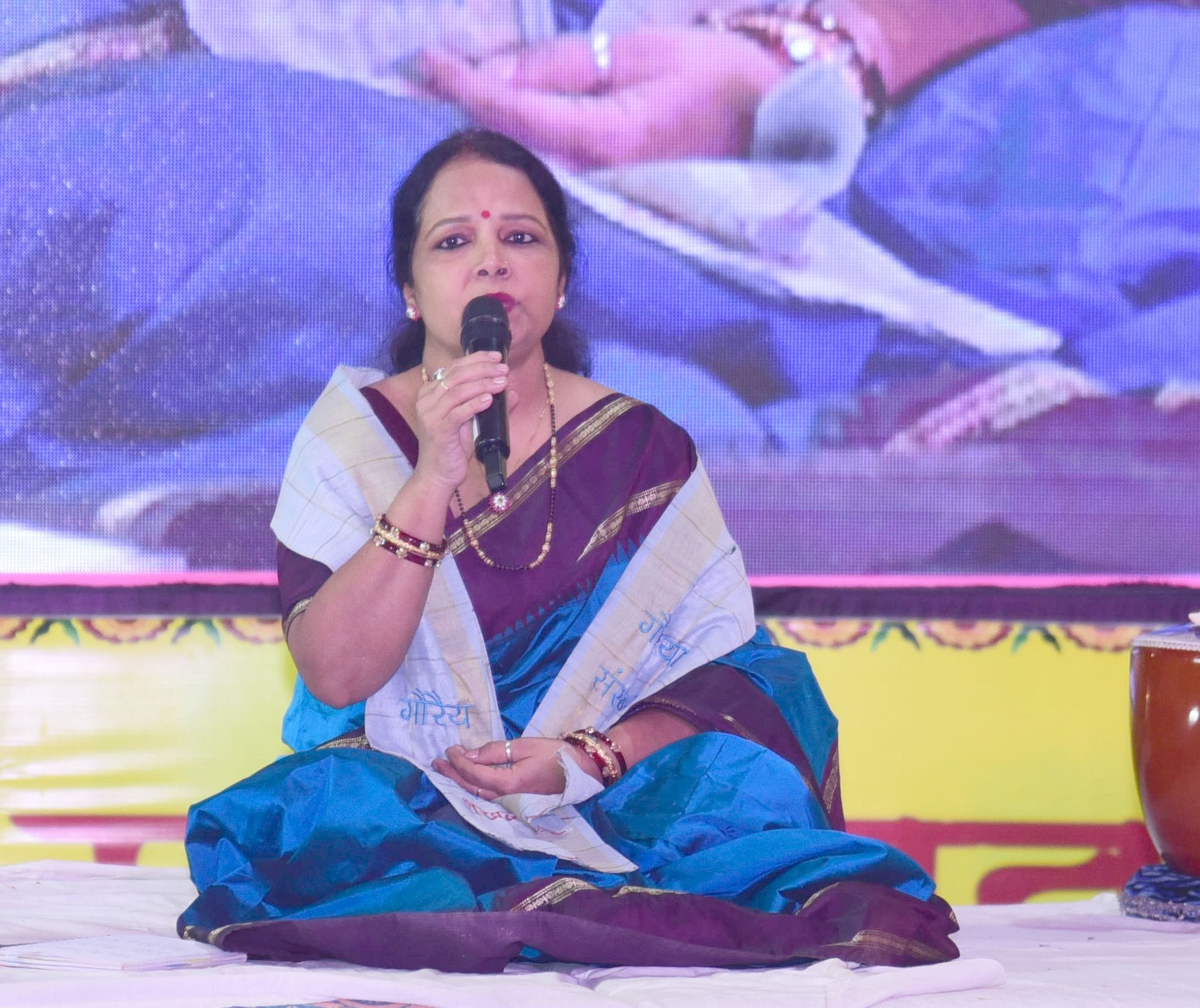 गौरैया संस्कृति महोत्सव की दूसरी शाम लोकगीतों और नृत्य की प्रस्तुतियों के नाम रही।
