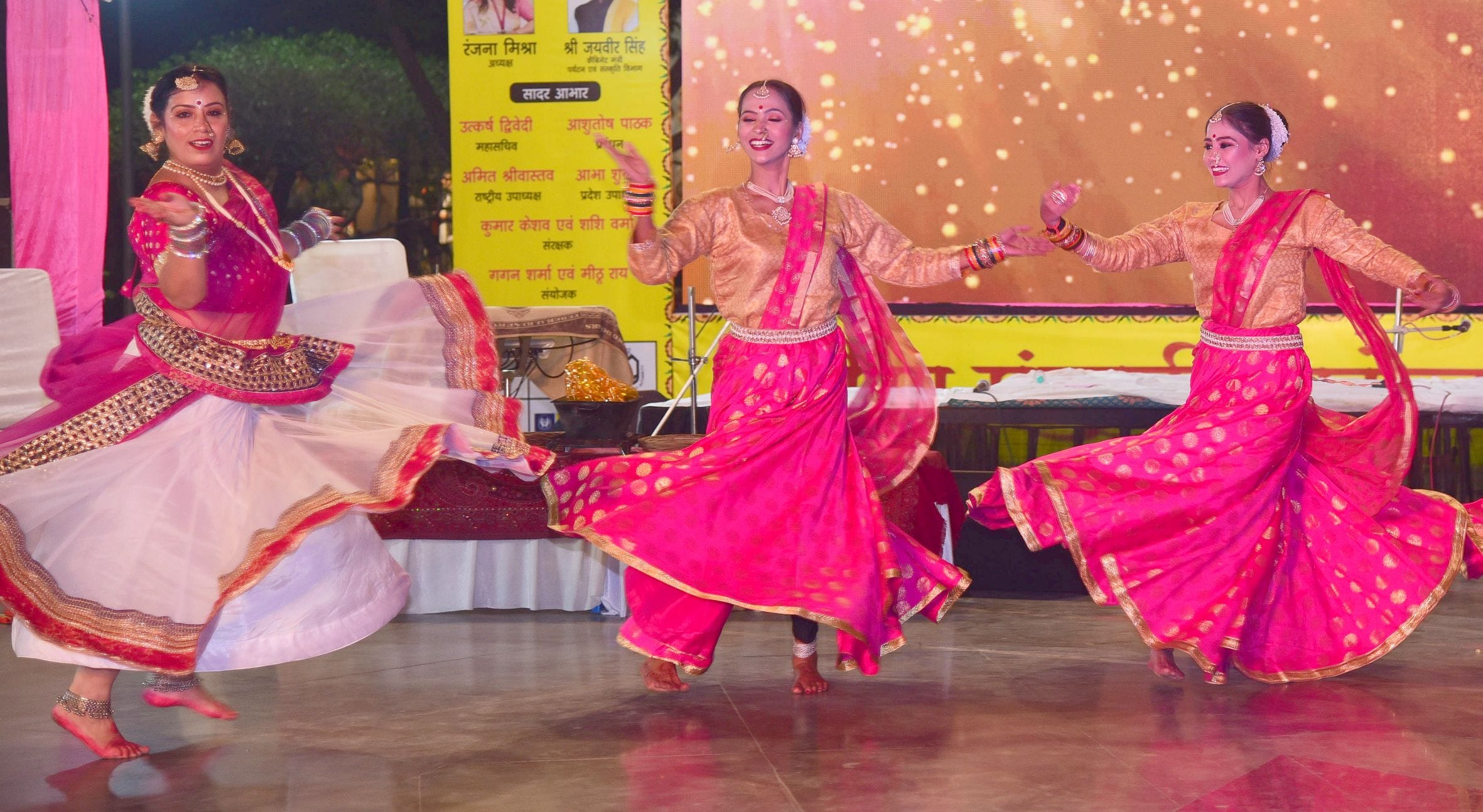 गौरैया संस्कृति महोत्सव की दूसरी शाम लोकगीतों और नृत्य की प्रस्तुतियों के नाम रही।