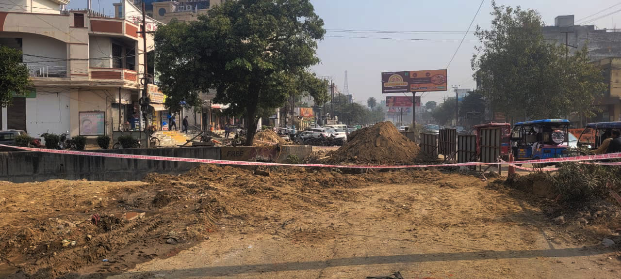 गढ़ रोड पर पुलिया निर्माण के दौरान जाम से जूझने के बाद गंतव्य की और जाते लोग। ........... संवाद गढ़ रोड पर पुलिया निर्माण के दौरान जाम से जूझने के बाद गंतव्य की और जाते लोग। ........... संवाद