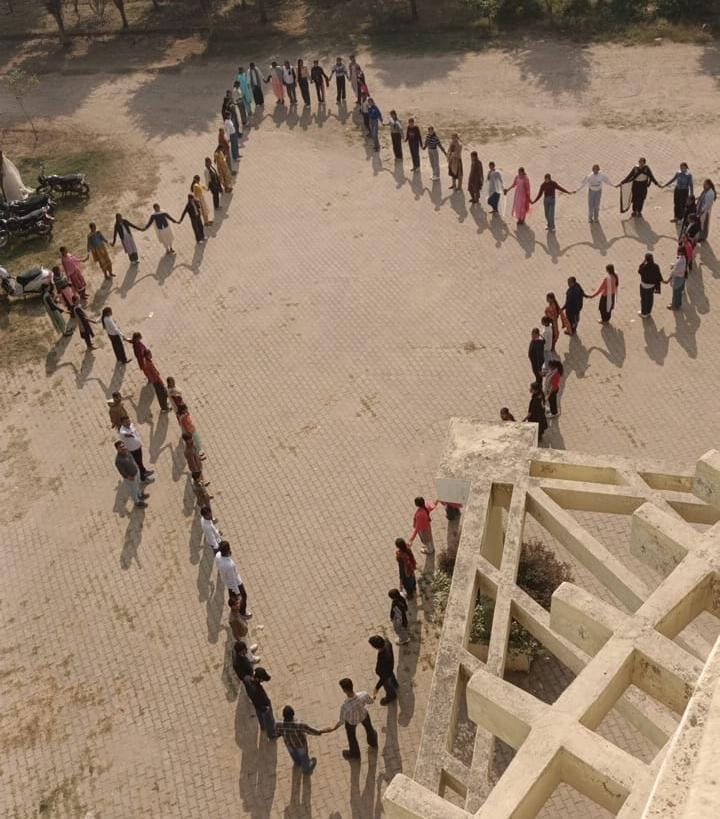 इस्माईलाबाद। चम्मू कलां में स्थित सरकारी कॉलेज में मानव श्रृंखला से भारत के बनाए गए नक्शे का दृ