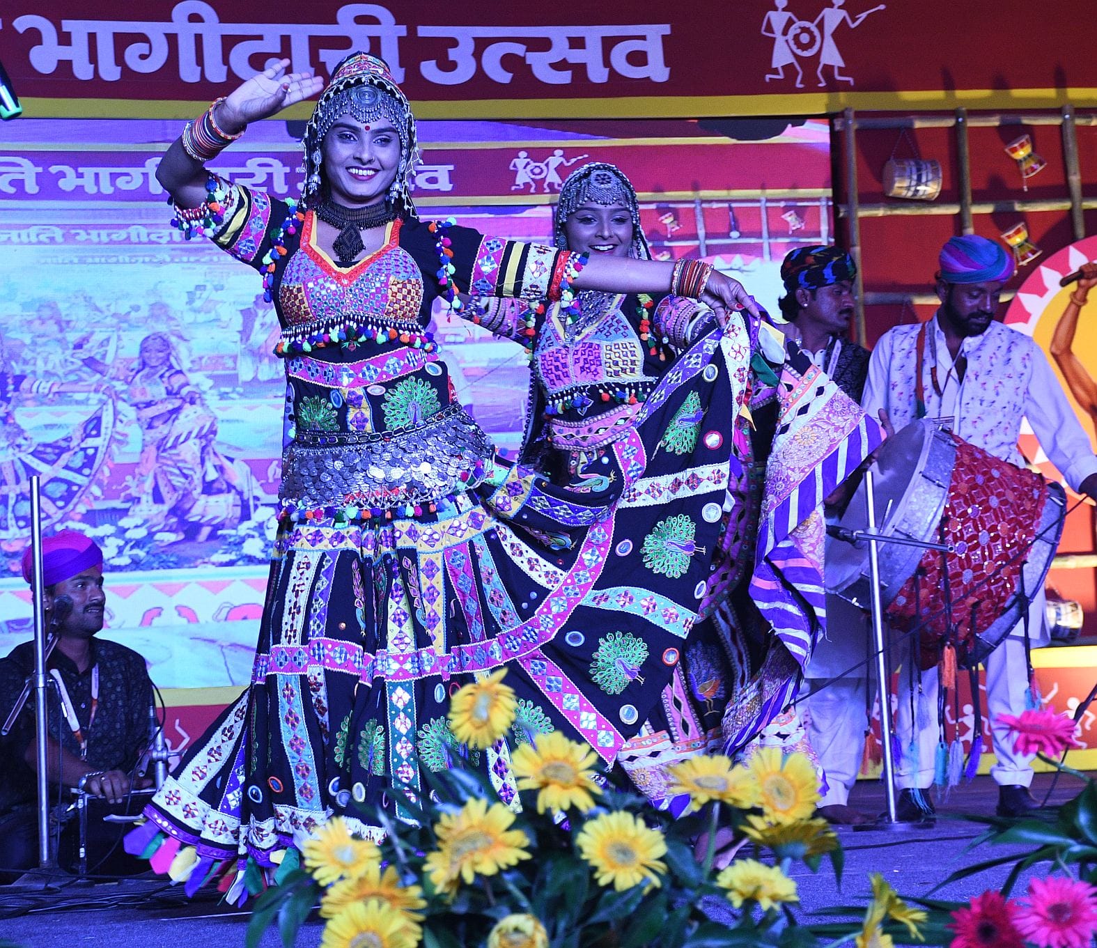 इंदिरा गांधी प्रतिष्ठान में आयोजित जनजाति भागीदारी उत्सव के दूसरे दिन शुक्रवार शाम मंच पर जनजात