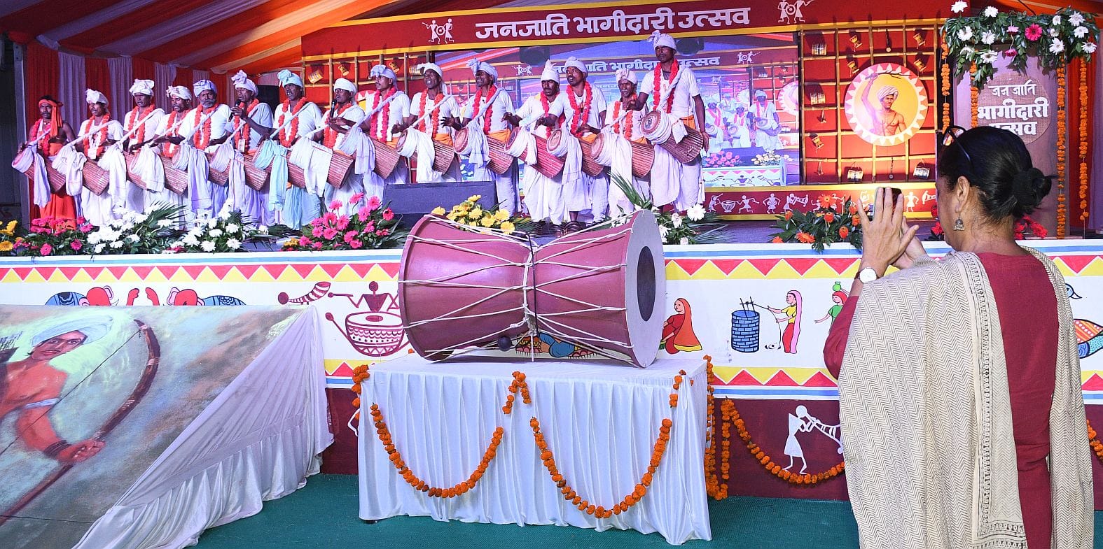इंदिरा गांधी प्रतिष्ठान में आयोजित जनजाति भागीदारी उत्सव के दूसरे दिन शुक्रवार शाम मंच पर जनजात