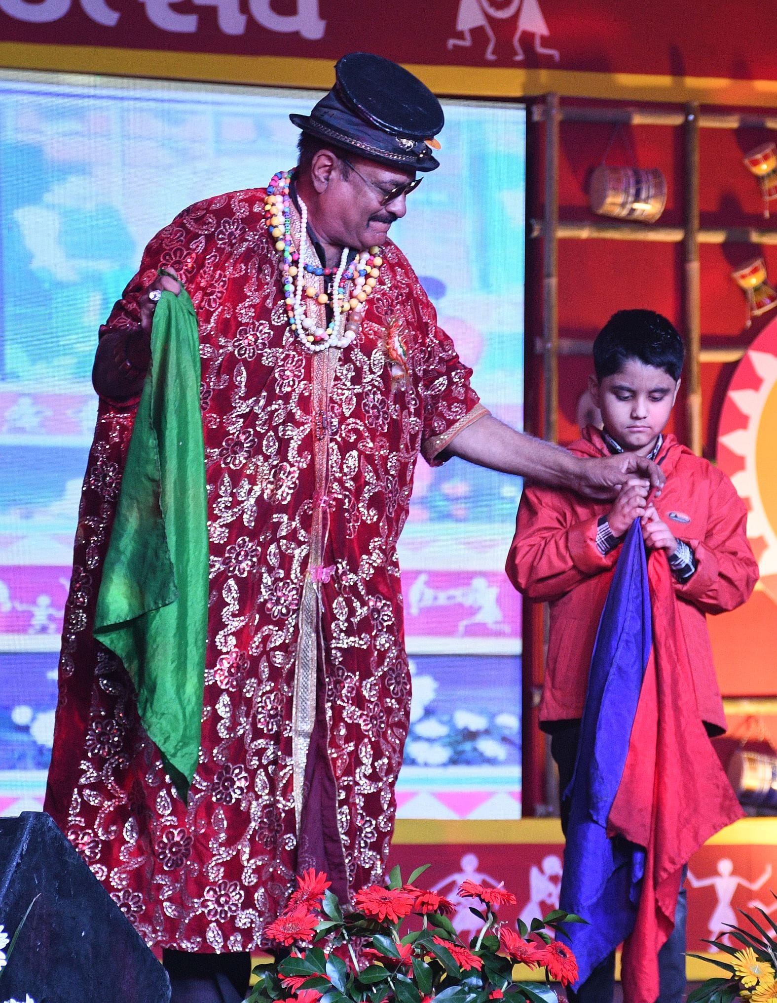 इंदिरा गांधी प्रतिष्ठान में आयोजित जनजाति भागीदारी उत्सव के दूसरे दिन शुक्रवार शाम मंच पर जनजात