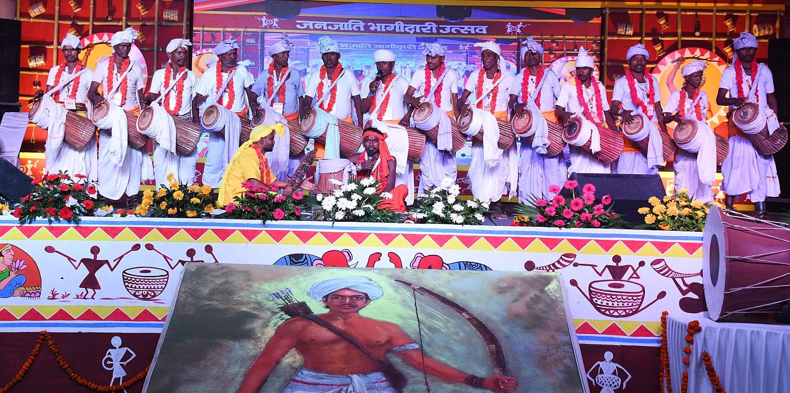 इंदिरा गांधी प्रतिष्ठान में आयोजित जनजाति भागीदारी उत्सव के दूसरे दिन शुक्रवार शाम मंच पर जनजात