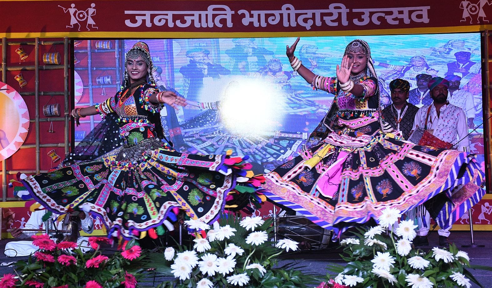 इंदिरा गांधी प्रतिष्ठान में आयोजित जनजाति भागीदारी उत्सव के दूसरे दिन शुक्रवार शाम मंच पर जनजात